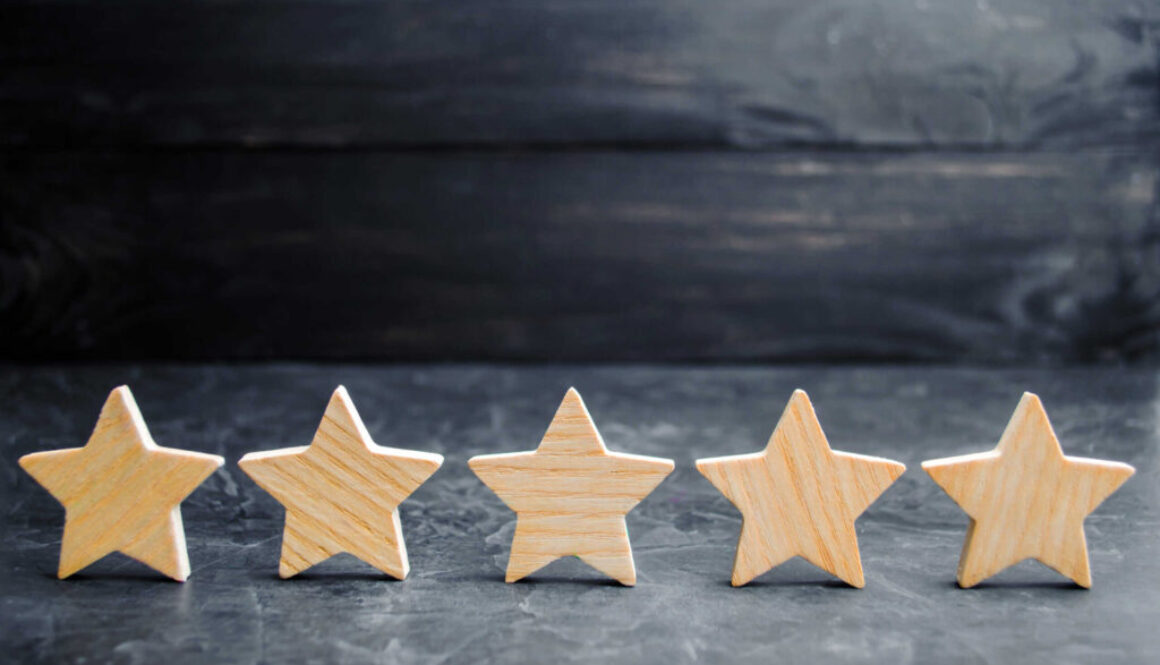 Five wooden stars. Get the fifth star. The concept of the rating of hotels and restaurants, the evaluation of critics and visitors. Quality level, good service. selective focus