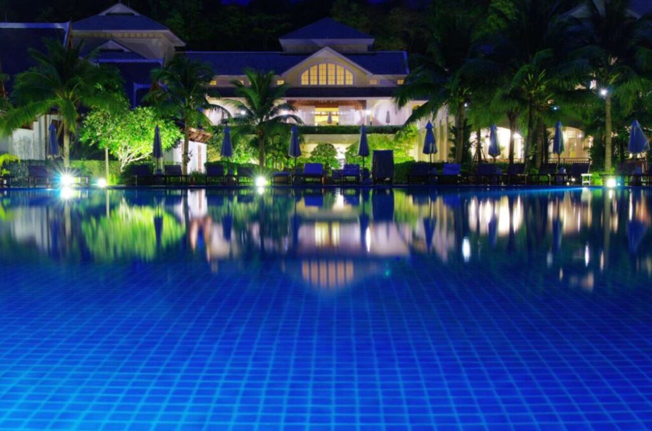 hotel-pool-night_0x800