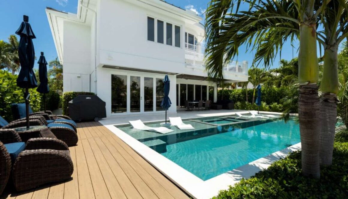 backyard-modern-house-with-swimming-pool-artificial-grass-stone-path-trees-chairs(3)_0x800