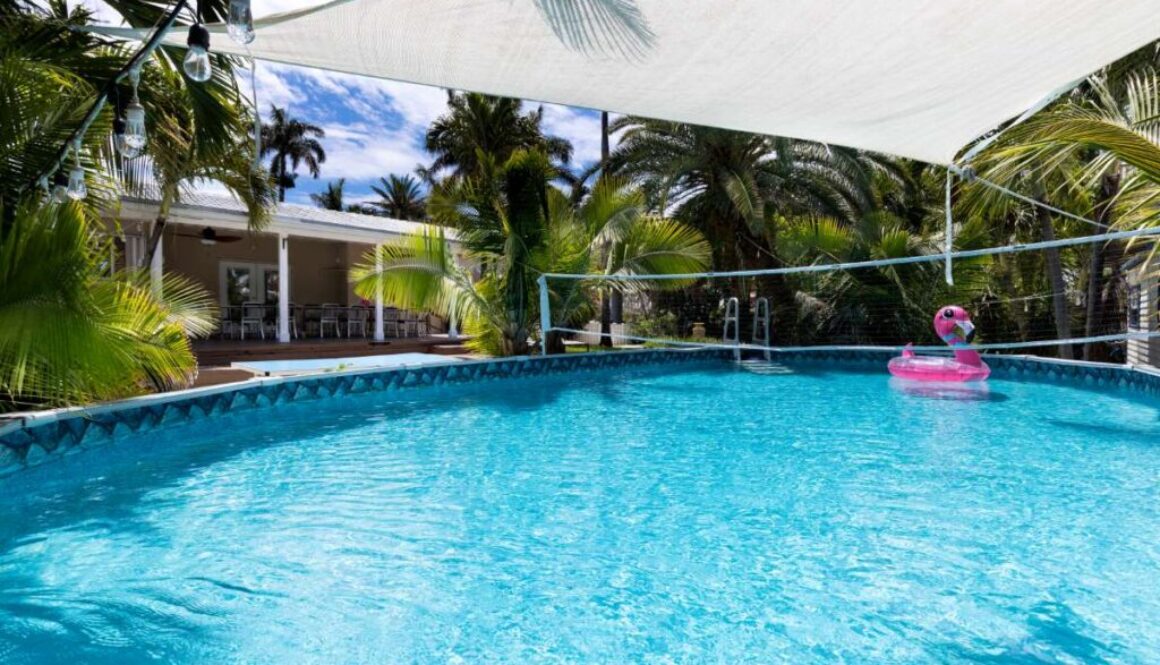 backyard-modern-house-with-swimming-pool-artificial-grass-stone-path-trees-chairs(5)_0x800