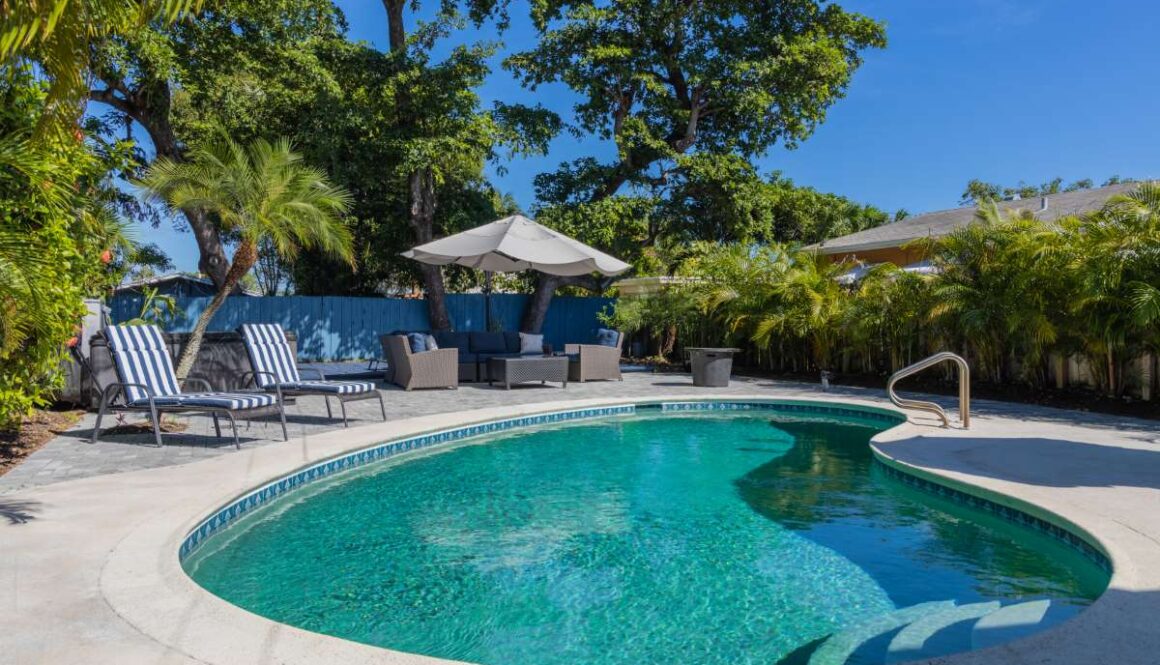 backyard-modern-house-with-swimming-pool-artificial-grass-stone-path-trees-chairs(6)_0x800