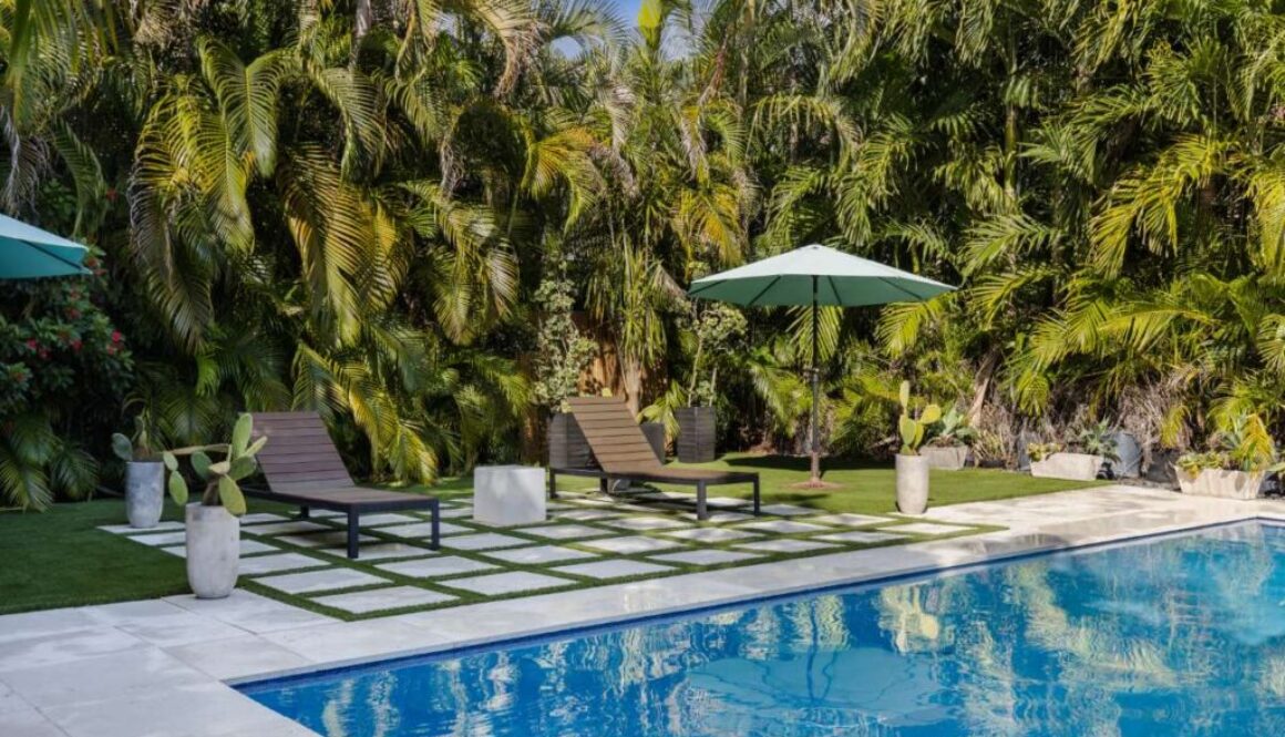 backyard-modern-house-with-swimming-pool-artificial-grass-stone-path-trees-chairs(7)_0x800