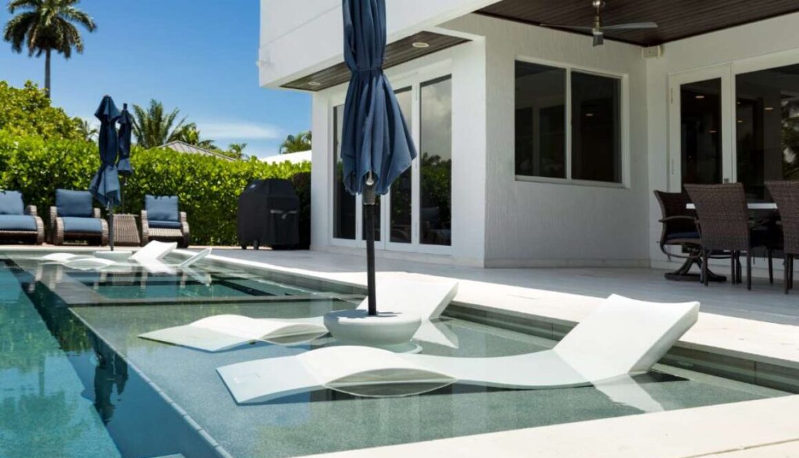 backyard-modern-house-with-swimming-pool-artificial-grass-stone-path-trees-chairs(8)_0x800