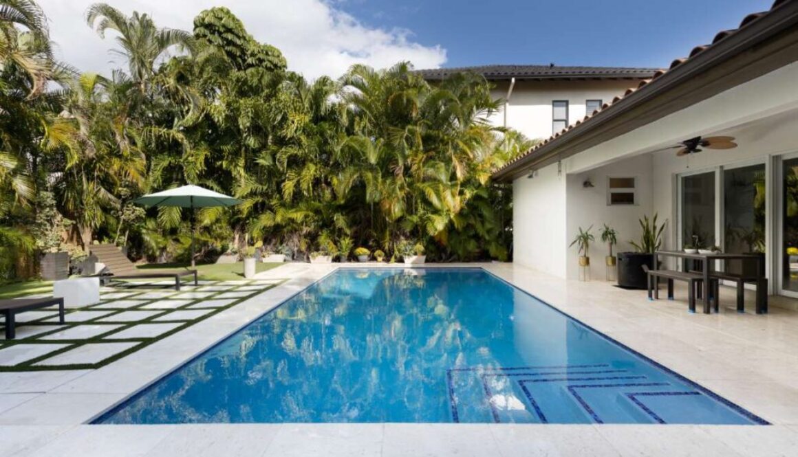 backyard-modern-house-with-swimming-pool-artificial-grass-stone-path-trees-chairs(9)_0x800