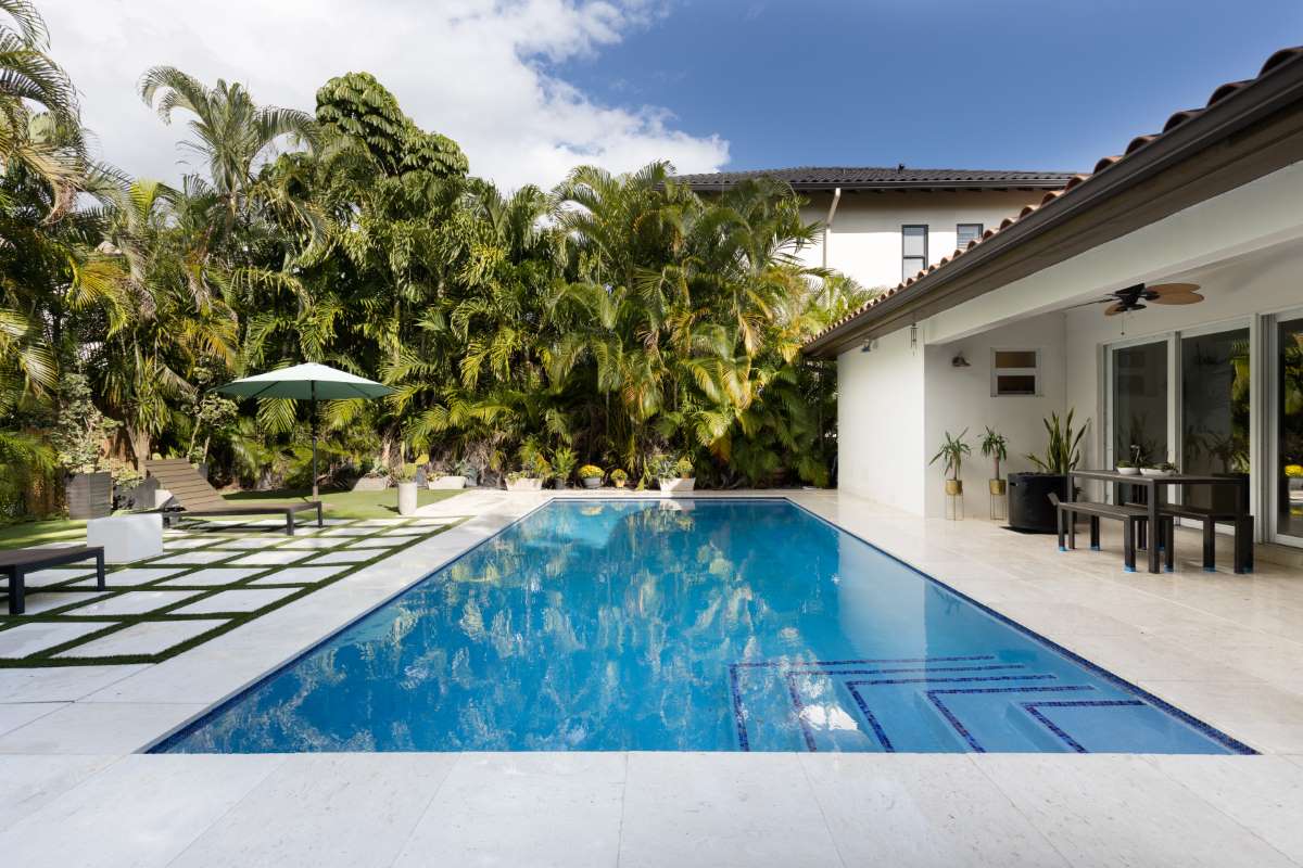 backyard-modern-house-with-swimming-pool-artificial-grass-stone-path-trees-chairs(9)_0x800