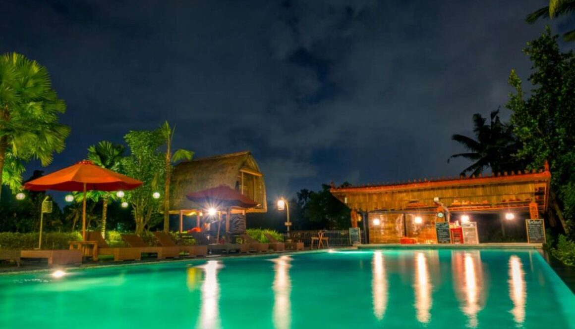 indonesia-night-jungle-empty-pool-bar-hotel_0x800