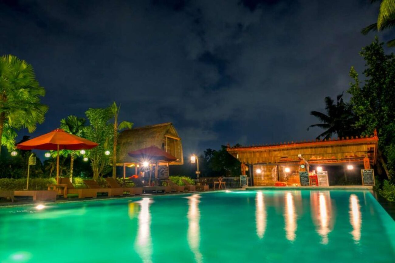 indonesia-night-jungle-empty-pool-bar-hotel_0x800