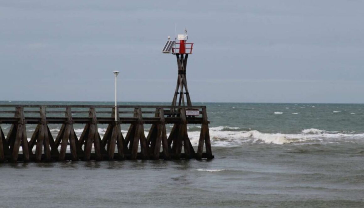 lifeguard-hut-sea-against-sky_0x800