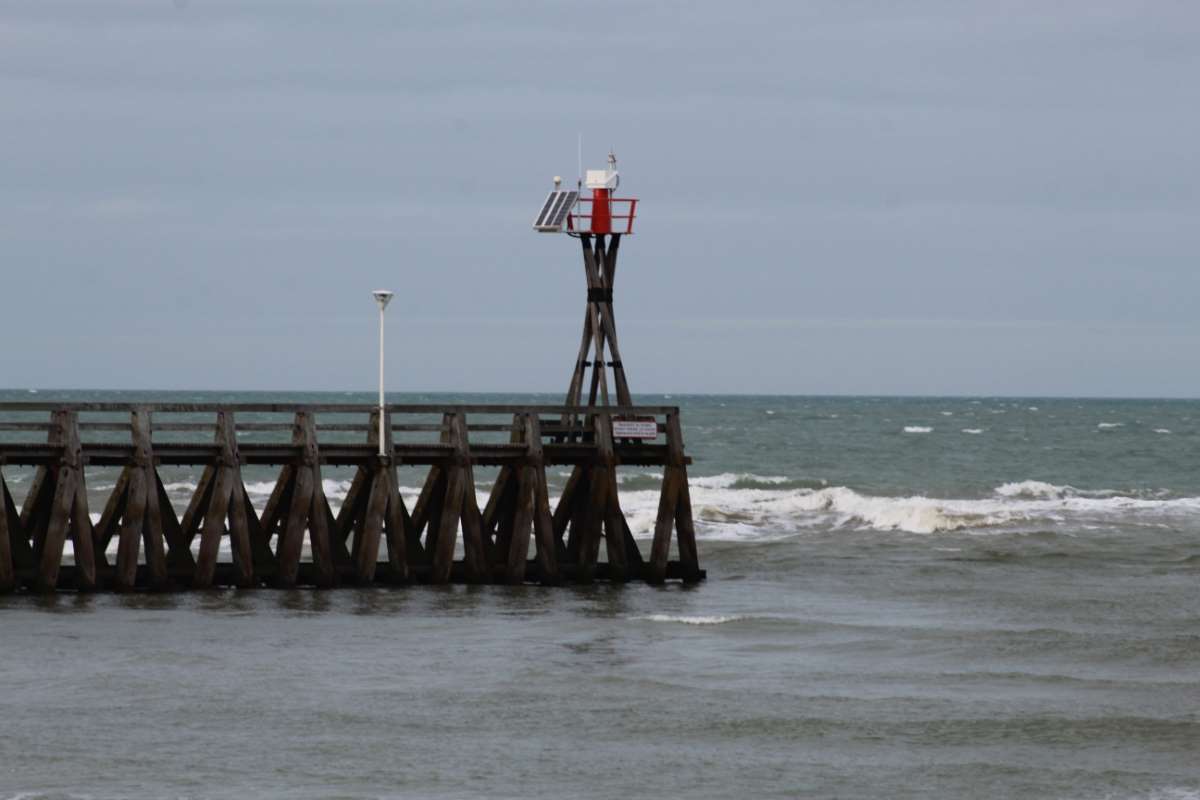 lifeguard-hut-sea-against-sky_0x800