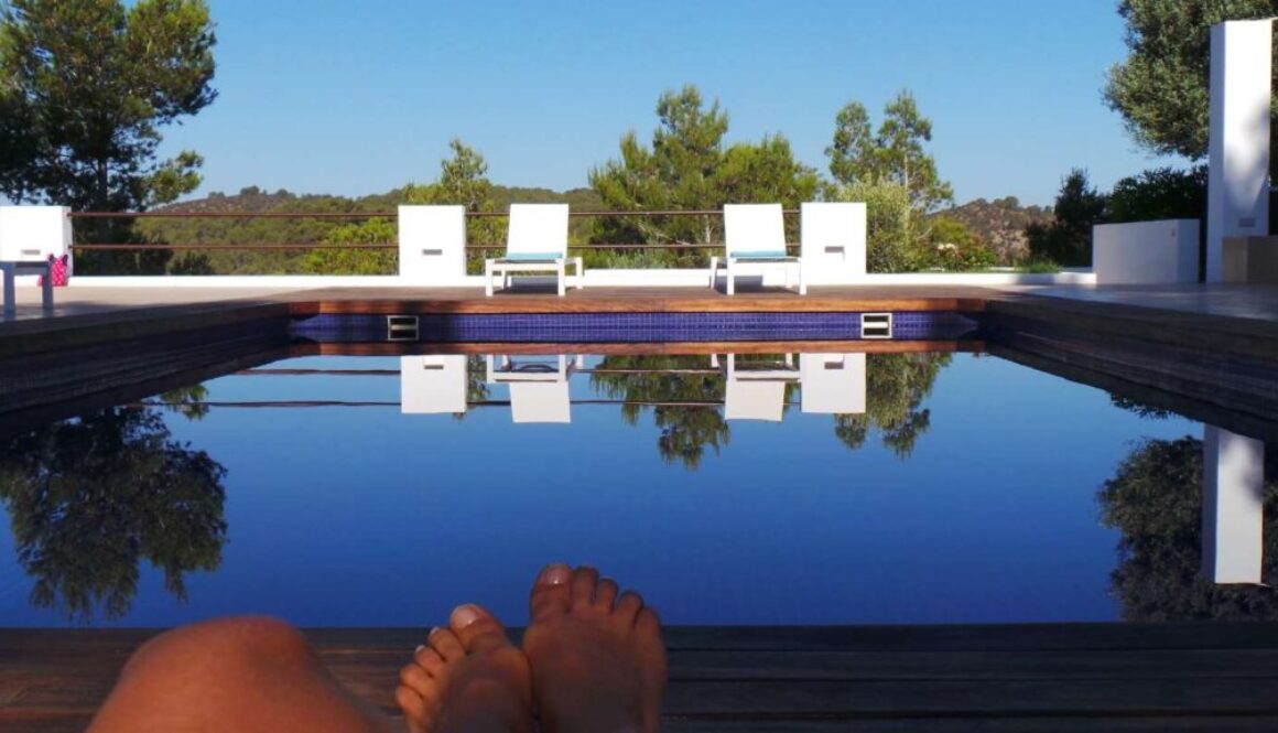 low-section-woman-resting-poolside_0x800