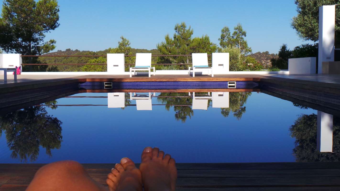 low-section-woman-resting-poolside_0x800