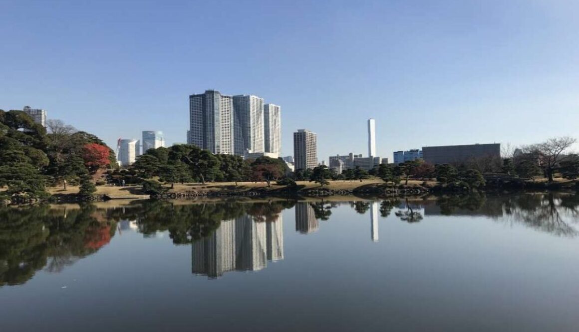 reflection-buildings-lake-against-sky_0x800