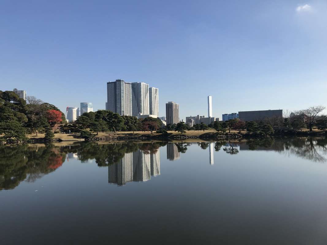 reflection-buildings-lake-against-sky_0x800