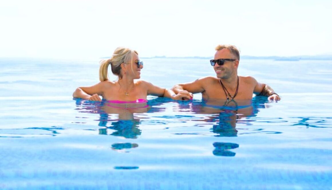 happy-couple-holidays-relaxing-infinity-pool(1)_0x800