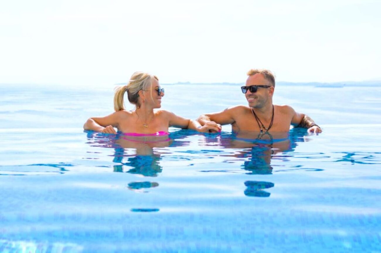 happy-couple-holidays-relaxing-infinity-pool(1)_0x800