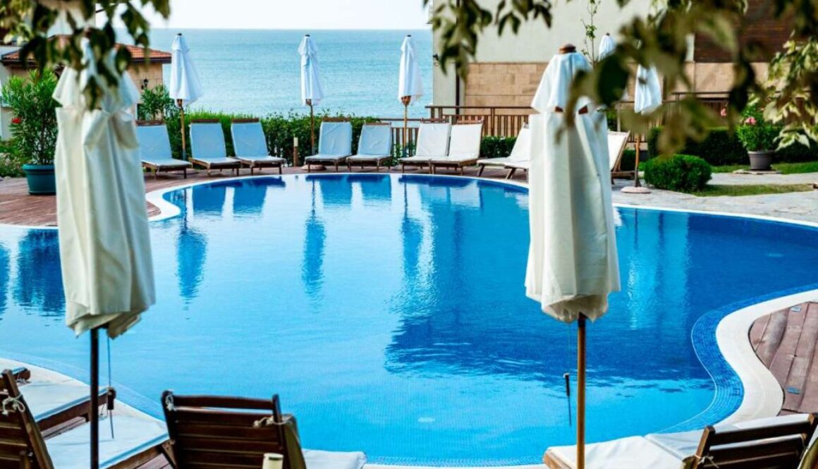 swimming-pool-by-sea-morning-sea_0x800