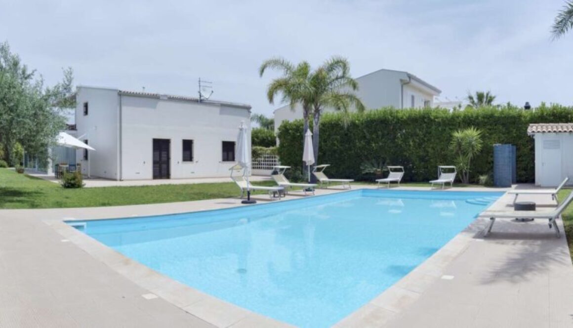 italy-sicily-ragusa-province-countryside-4-june-2018-elegant-private-house-view-facade-garden-with-swimming-pool-editorial_0x800