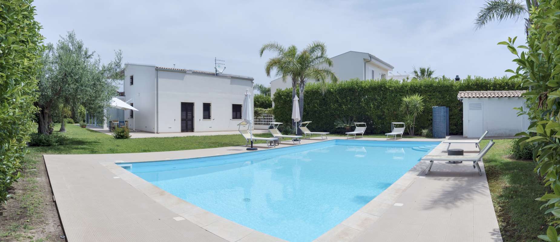 italy-sicily-ragusa-province-countryside-4-june-2018-elegant-private-house-view-facade-garden-with-swimming-pool-editorial_0x800 italy-sicily-ragusa-province-countryside-4-june-2018-elegant-private-house-view-facade-garden-with-swimming-pool-editorial_0x800