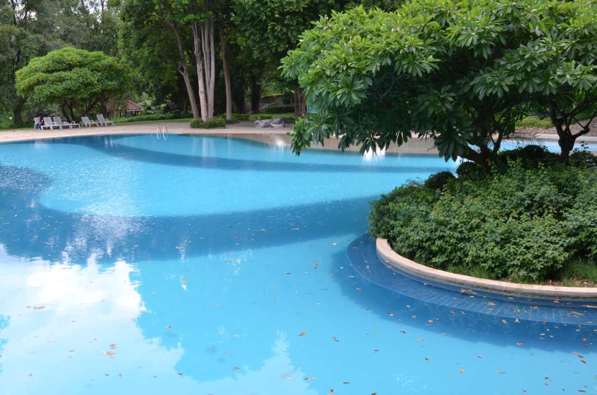 part-swimming-pool-with-blue-water_0x800