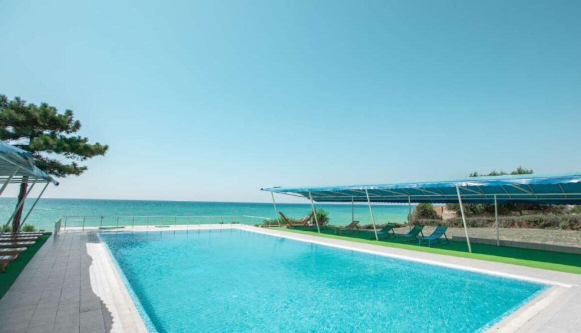 swimming-pool-tourist-area-with-seating-area(1)_0x800