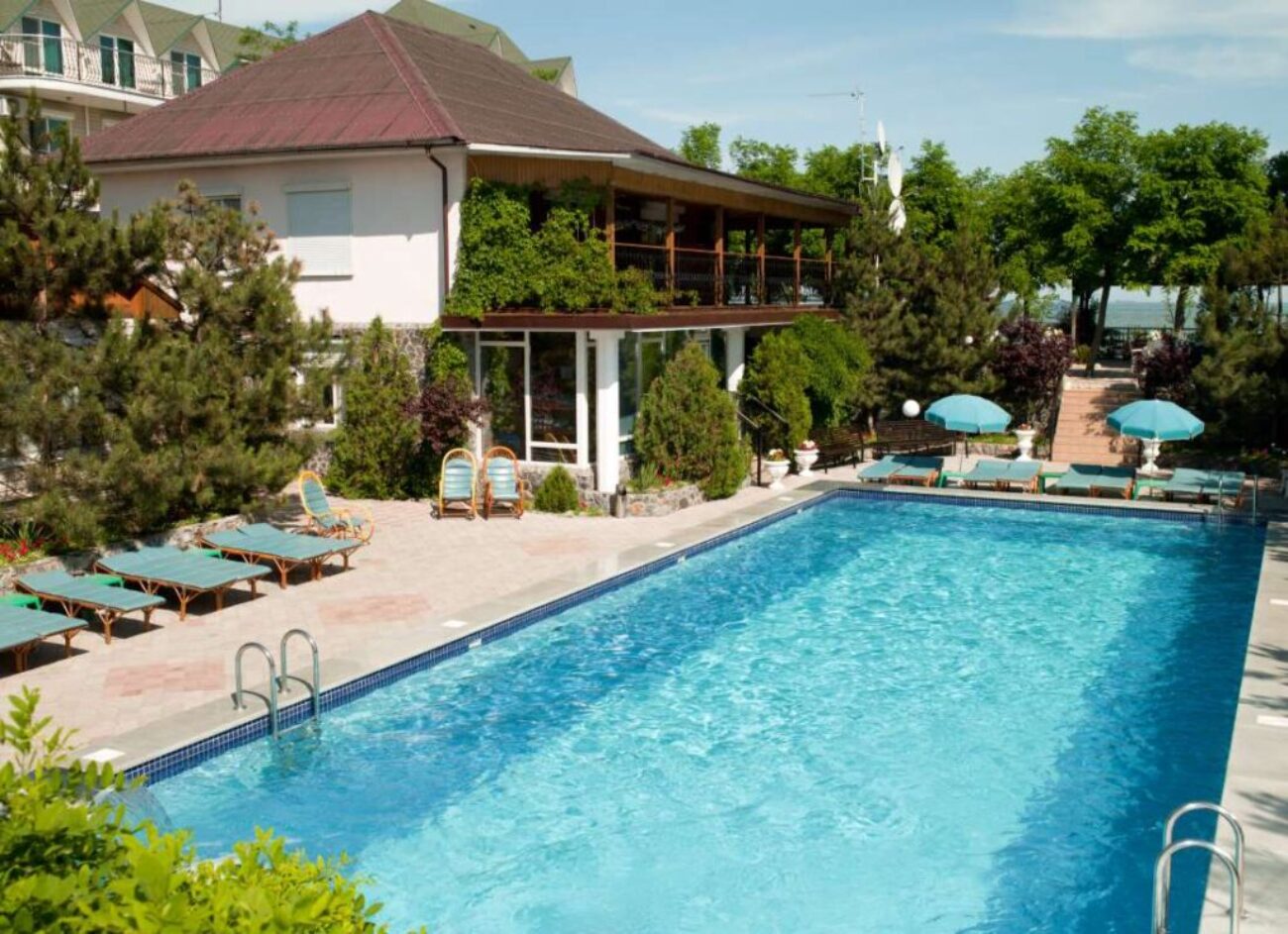 swimming-pool-with-tables-leisure-travelers-hotel_0x800