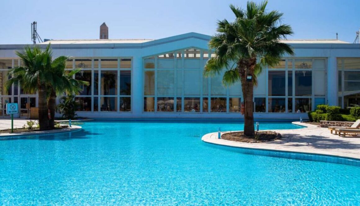 tropical-resort-with-many-palms-pool_0x800