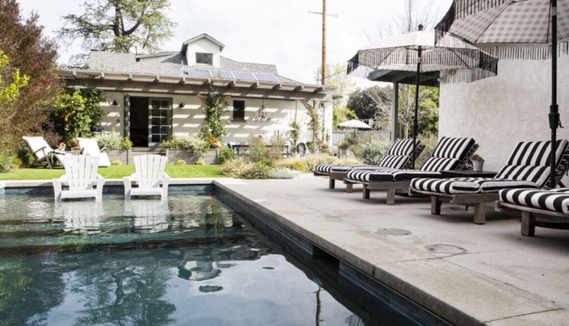 wooden-seats-by-pool-with-parasols(1)_0x800