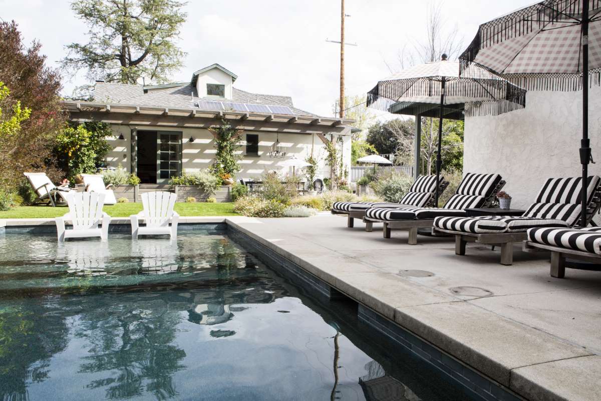 wooden-seats-by-pool-with-parasols(1)_0x800